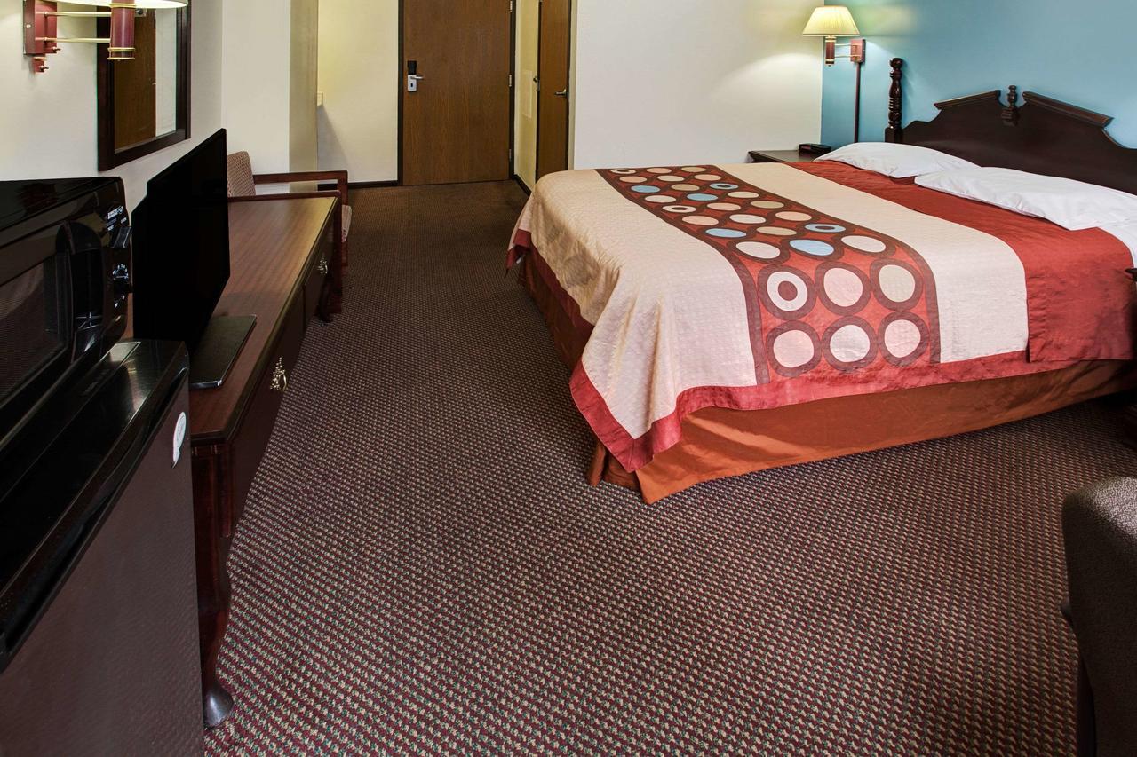 Super 8 By Wyndham Heath/Newark Hotel Exterior photo